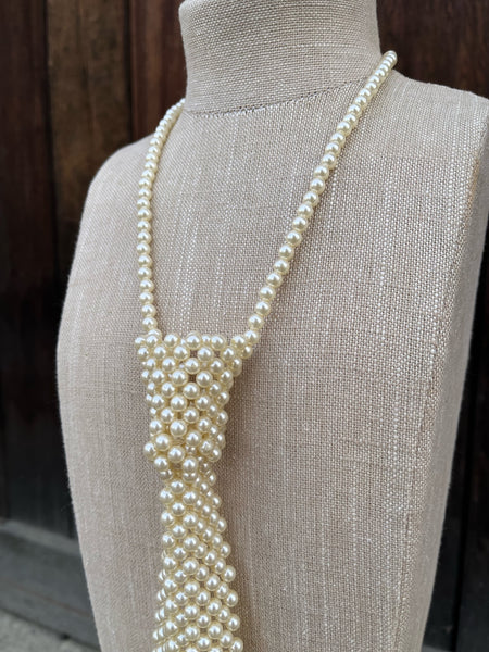 1980s Pearl Tie necklace