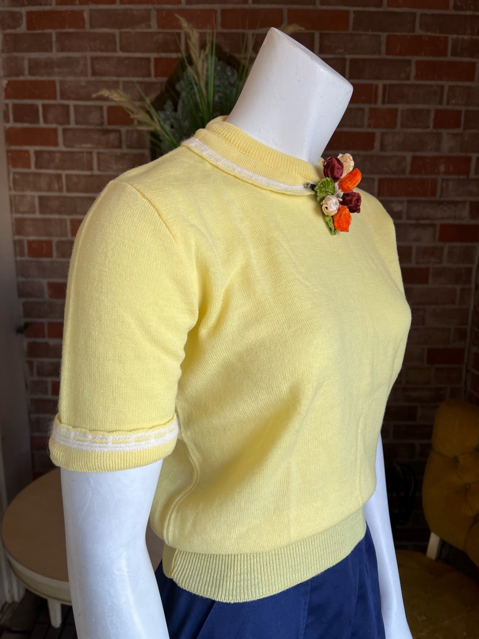 1950s Yellow Flower Brooch Sweater